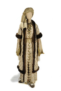 Γυναικεία φορεσιά, που ανήκε σε μέλος της οικογένειας των Μπενιζέλων.